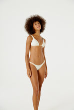 Carregar imagem no visualizador da galeria, Model Front: Blueman Top Top Malibu Bordado Off White