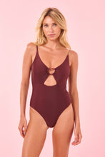 Carregar imagem no visualizador da galeria, Model Front: Blueman One-Piece Maui Vinho