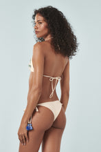 Carregar imagem no visualizador da galeria, Model Back: Blueman Top Top Off-White Cortininha-Bordado