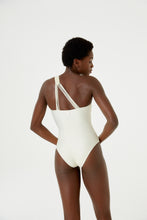 Carregar imagem no visualizador da galeria, Model Back: Blueman One-Piece Maio Viena Liso Off White