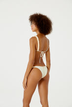 Carregar imagem no visualizador da galeria, Model Back: Blueman Top Top Malibu Bordado Off White