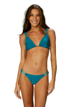 Carregar imagem no visualizador da galeria, Model Front: Blueman Top Top Azul Ubatuba