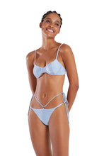 Carregar imagem no visualizador da galeria, Model Front: Blueman Top Top Pepe Liso Azul