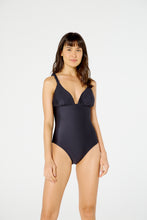 Carregar imagem no visualizador da galeria, Model Front: Blueman One-Piece Maio Malibu Liso Preto