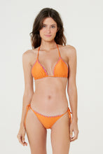 Carregar imagem no visualizador da galeria, Model Front: Blueman Top Top Foam Dotted Tahity Laranja