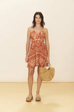 Carregar imagem no visualizador da galeria, Model Front: Blueman Mini Dress Dress Resina Brisa-Suave