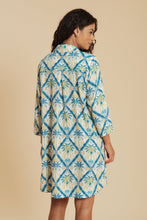 Carregar imagem no visualizador da galeria, Model Back: Blueman Shirtdress Azulejo Chemise Mg