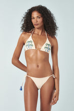 Carregar imagem no visualizador da galeria, Model Front: Blueman Top Top Off-White Cortininha-Bordado