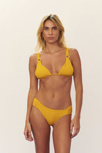 Carregar imagem no visualizador da galeria, Model Front: Blueman Bottom Bottom Seiva-Doce-Amarela New-Pacifico