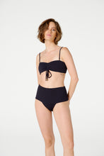 Carregar imagem no visualizador da galeria, Model Front: Blueman Top Top Gaya Buzios Crispy Preto