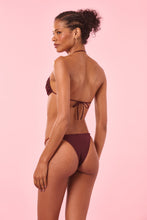 Carregar imagem no visualizador da galeria, Model Back: Blueman Top Top Vinho Tahiti