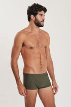 Carregar imagem no visualizador da galeria, Model Front: Blueman Sunga / Boxer Sunga Army Fit Lisa Verde