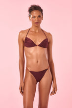 Carregar imagem no visualizador da galeria, Model Front: Blueman Top Top Vinho Tahiti