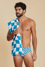 Carregar imagem no visualizador da galeria, Model Back: Blueman Beach Towel Toalha Xadrez
