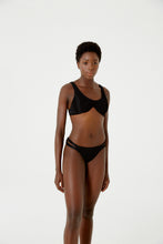 Carregar imagem no visualizador da galeria, Model Front: Blueman Top Top Wavy Shine Preto