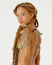 Carregar imagem no visualizador da galeria, Model Back: Blueman Top Top Super Romance Banana Pop