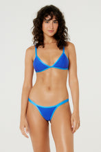 Carregar imagem no visualizador da galeria, Model Front: Blueman Top Top Dance Azul