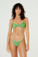 Carregar imagem no visualizador da galeria, Model Front: Blueman Top Top Pepe New Fox Verde
