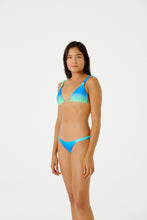 Carregar imagem no visualizador da galeria, Model Front: Blueman Bottom Bottom Malibu Degrade Sky