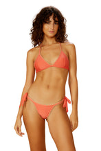 Carregar imagem no visualizador da galeria, Model Front: Blueman Bottom Bottom Salmao Artesanato