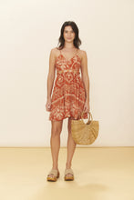 Carregar imagem no visualizador da galeria, Model Front: Blueman Mini Dress Dress Resina Brisa-Suave