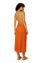 Carregar imagem no visualizador da galeria, Model Back: Blueman Beach Skirt Laranja-Tricot Saia