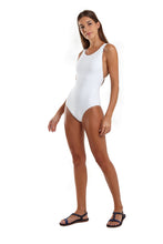 Carregar imagem no visualizador da galeria, Model Front: Blueman One-Piece Maio Capri Branco