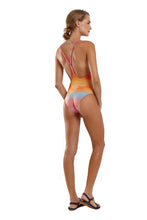 Carregar imagem no visualizador da galeria, Model Back: Blueman One-Piece Maio Nadador Localizado Sunset