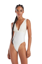 Carregar imagem no visualizador da galeria, Model Front: Blueman One-Piece Maio Noronha Rechilieu Off White