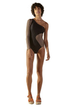 Carregar imagem no visualizador da galeria, Model Front: Blueman One-Piece Ornamento Caramel Preto