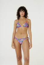 Carregar imagem no visualizador da galeria, Model Front: Blueman Top Top Egito Nicole Apiculae