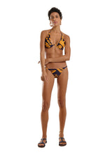 Carregar imagem no visualizador da galeria, Model Front: Blueman Top Top Fox Bold Leafs