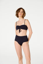 Carregar imagem no visualizador da galeria, Model Front: Blueman Top Top Gaya Buzios Crispy Preto