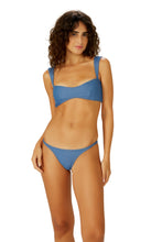 Carregar imagem no visualizador da galeria, Model Front: Blueman Top Top Jeans Tour