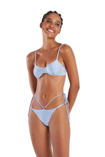 Carregar imagem no visualizador da galeria, Model Front: Blueman Top Top Pepe Liso Azul