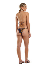 Carregar imagem no visualizador da galeria, Model Back: Blueman Top Top Tahity Bold Leafs