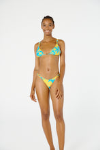 Carregar imagem no visualizador da galeria, Model Front: Blueman Top Top Ubatuba Orquidario