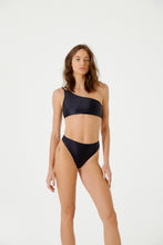 Carregar imagem no visualizador da galeria, Model Front: Blueman Top Top Ubatuba Preto