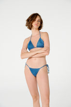 Carregar imagem no visualizador da galeria, Model Front: Blueman Top Top Vies Jeans