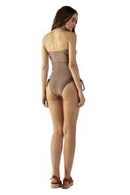 Carregar imagem no visualizador da galeria, Model Back: Blueman One-Piece Vega Castanho