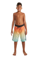Carregar imagem no visualizador da galeria, Model Front: Blueman Boy's Swimwear Bermuda Maxi Teen Espirito Solar
