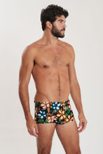 Carregar imagem no visualizador da galeria, Model Front: Blueman Sunga / Boxer Sunga Army Coquetel
