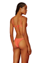 Carregar imagem no visualizador da galeria, Model Back: Blueman Bottom Bottom Salmao Drops
