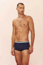 Carregar imagem no visualizador da galeria, Model Front: Blueman Sunga / Boxer Sunga Army New Onassis Azul-Marinho
