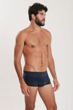 Carregar imagem no visualizador da galeria, Model Front: Blueman Sunga / Boxer Sunga Army Crepúsculo Bicolor Liso Cinza
