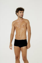 Carregar imagem no visualizador da galeria, Model Front: Blueman Sunga / Boxer Sunga Army Lisa Preto V24
