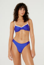 Carregar imagem no visualizador da galeria, Model Front: Blueman Top Top Pepe Bias Arriba Azul
