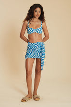 Carregar imagem no visualizador da galeria, Model Front: Blueman Beach Skirt Xadrez Mini Skirt Fivela
