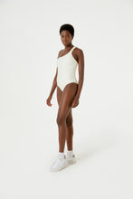 Carregar imagem no visualizador da galeria, Model Front: Blueman One-Piece Maio Viena Liso Off White
