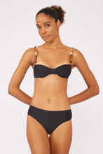 Carregar imagem no visualizador da galeria, Model Front: Blueman Top Top Preto Chandon
